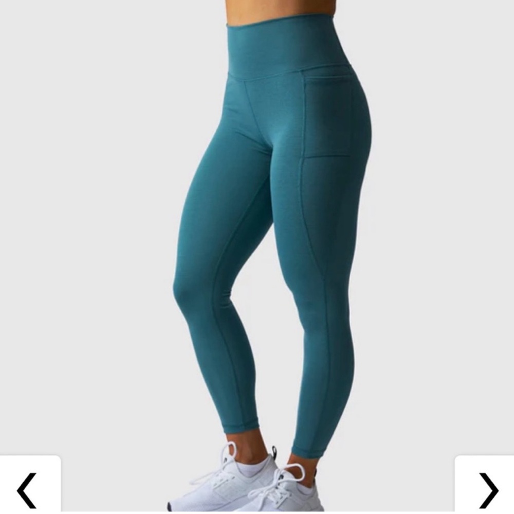 Born Primitive Rise 2.0 7/8 Pocket Legging in
Aquastone